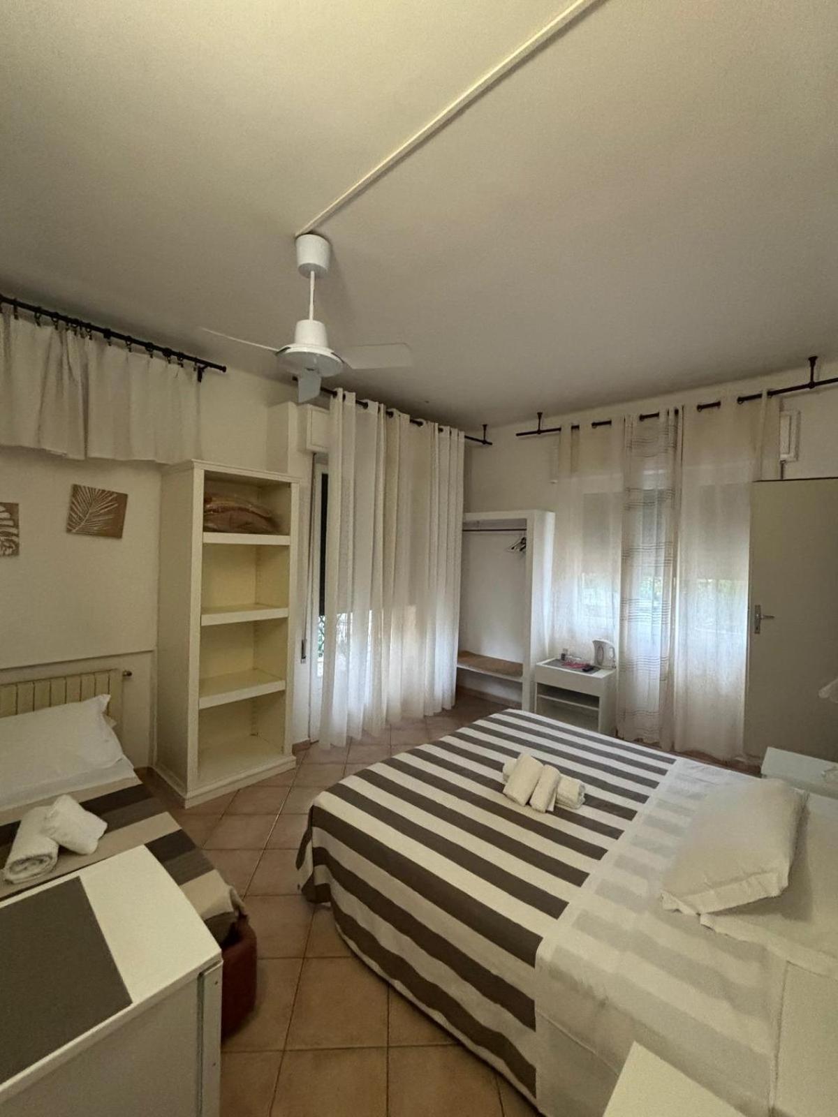 Casa Versilia Hotel Marina di Massa Bagian luar foto